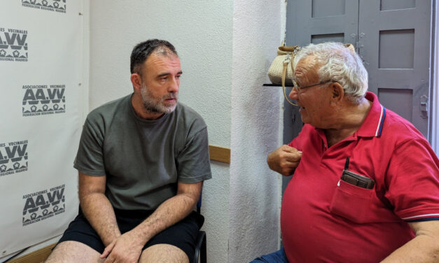 La FRAVM reúne a un grupo de pioneros del movimiento vecinal para visitar la exposición “Barrios. Madrid 1976-1980” del fotógrafo Javier Campano