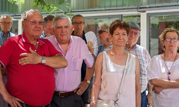 La FRAVM reúne a un grupo de pioneros del movimiento vecinal para visitar la exposición “Barrios. Madrid 1976-1980” del fotógrafo Javier Campano