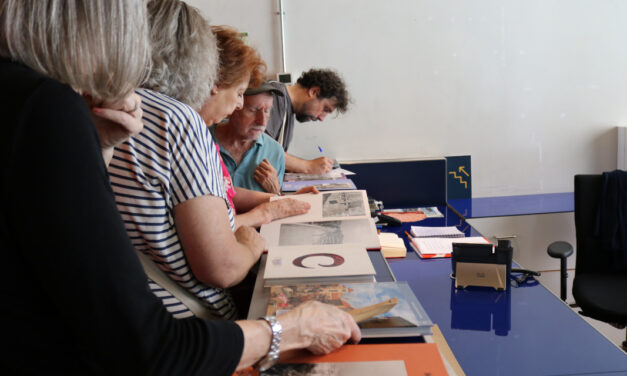 La FRAVM reúne a un grupo de pioneros del movimiento vecinal para visitar la exposición “Barrios. Madrid 1976-1980” del fotógrafo Javier Campano