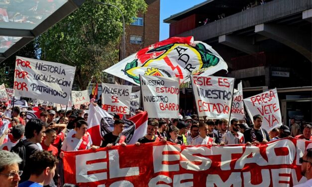 Las asociaciones vecinales celebran que la movilización del barrio haya conseguido que el Rayo se quede en Vallecas