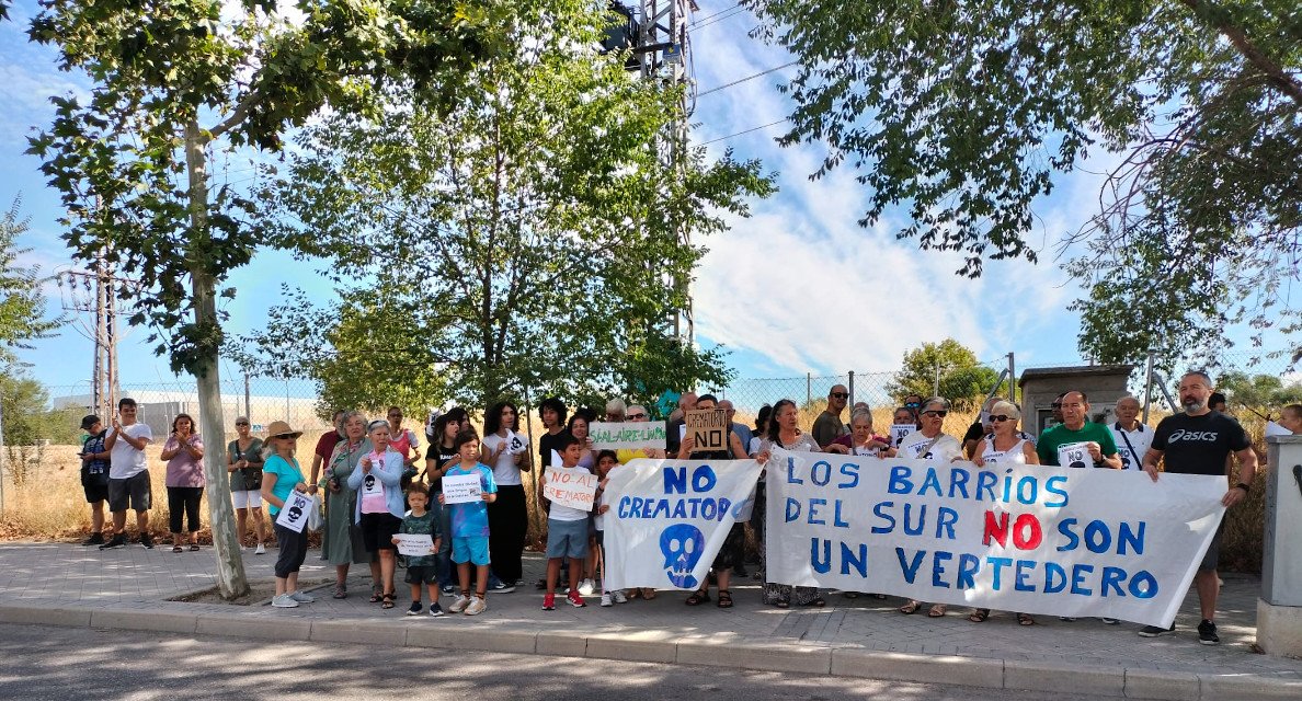 El vecindario de Usera y Villaverde sale a la calle contra la construcción del crematorio de la M40 junto a sus viviendas