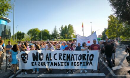 Protesta vecinal hasta la Junta de Villaverde contra el crematorio de la M40