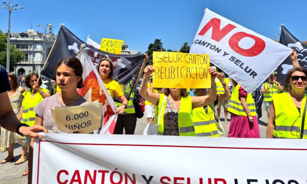 Tercera gran manifestación en Montecarmelo para exigir al Ayuntamiento que no ignore las 14.000 firmas para reubicar el megacantón de basura