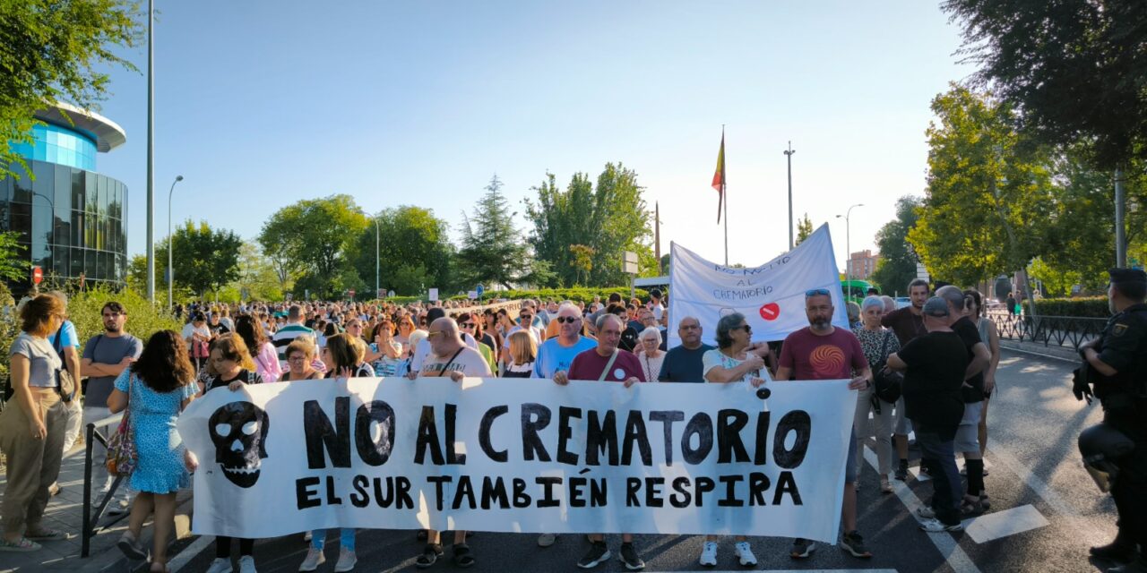 Protesta vecinal hasta la Junta de Villaverde contra el crematorio de la M40