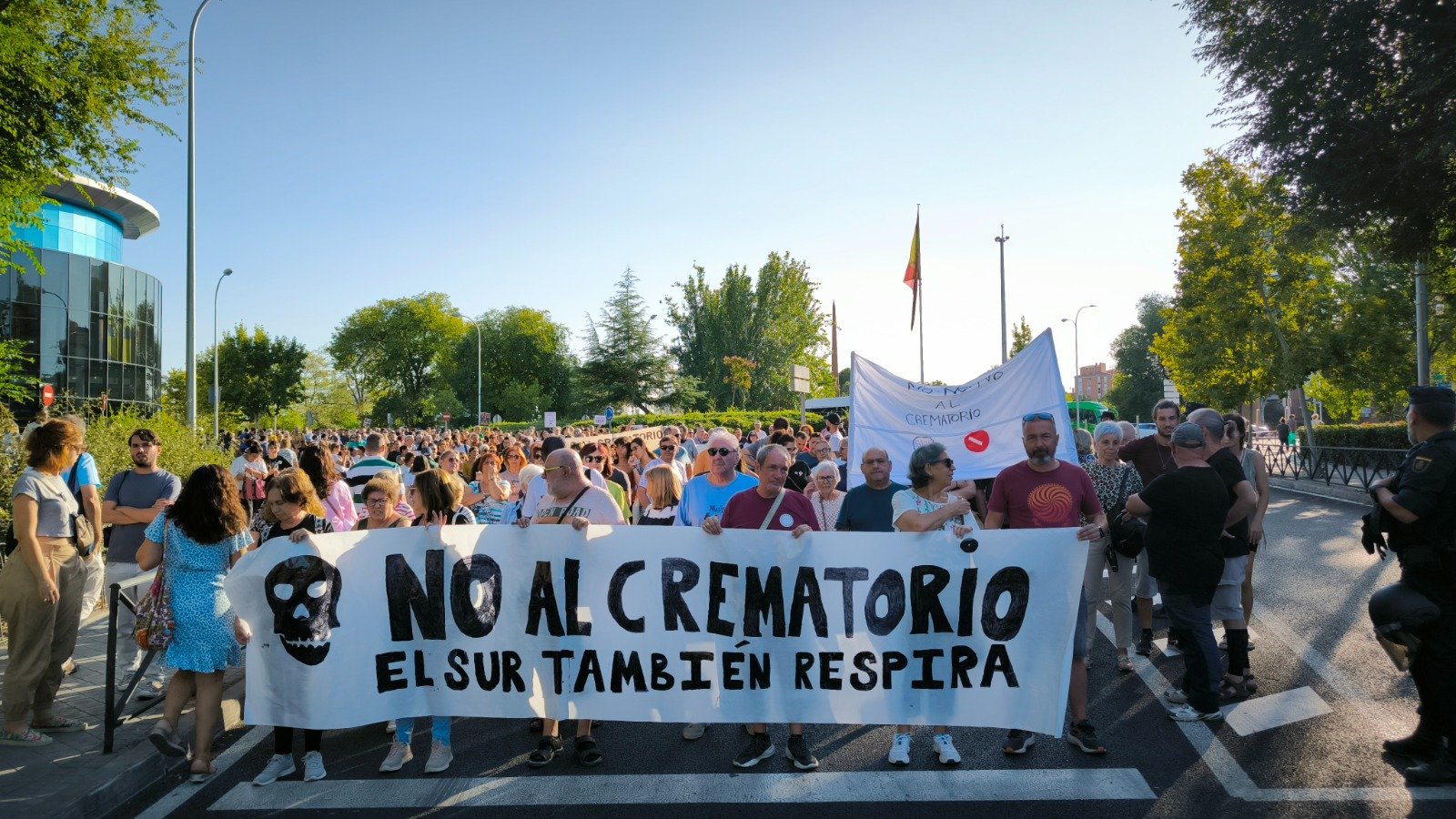 Protesta vecinal hasta la Junta de Villaverde contra el crematorio de la M40