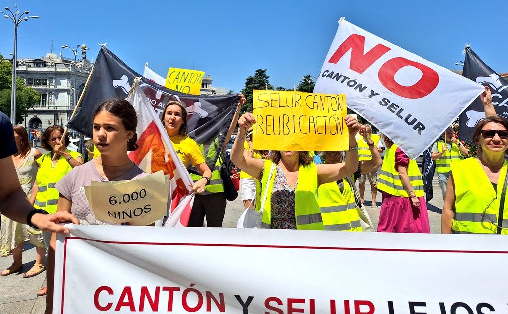 Tercera gran manifestación en Montecarmelo para exigir al Ayuntamiento que no ignore las 14.000 firmas para reubicar el megacantón de basura