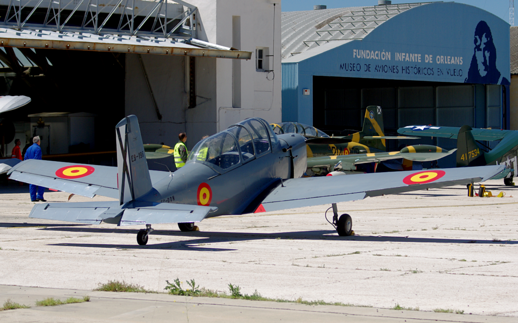 Asociaciones del entorno de Cuatro Vientos lamentan el traslado de la colección de aviones antiguos y piden reducir los vuelos privados