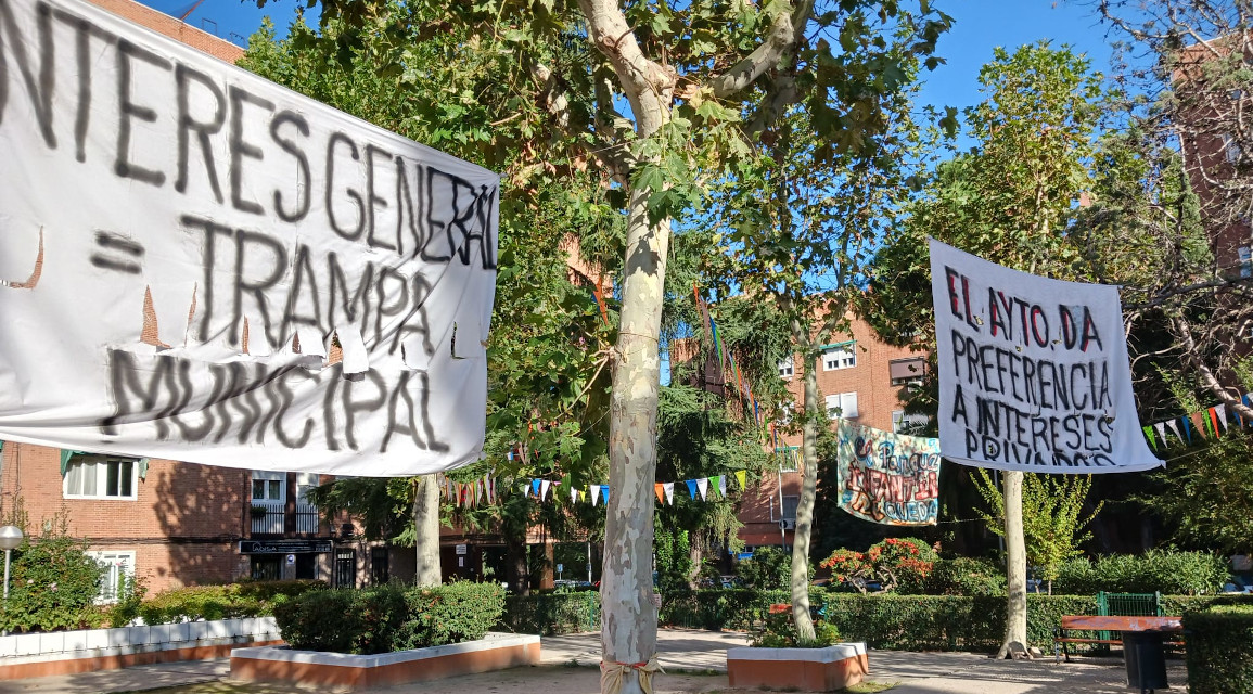 La AV Poetas Dehesa de la Villa denuncia al Ayuntamiento de Madrid por retirar carteles de protesta de un espacio vecinal privado