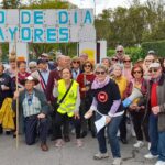 Las personas mayores de Aluche se manifiestan hasta la Junta de Latina para reclamar un centro de día y un centro de mayores