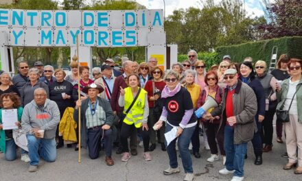 Las personas mayores de Aluche se manifiestan hasta la Junta de Latina para reclamar un centro de día y un centro de mayores