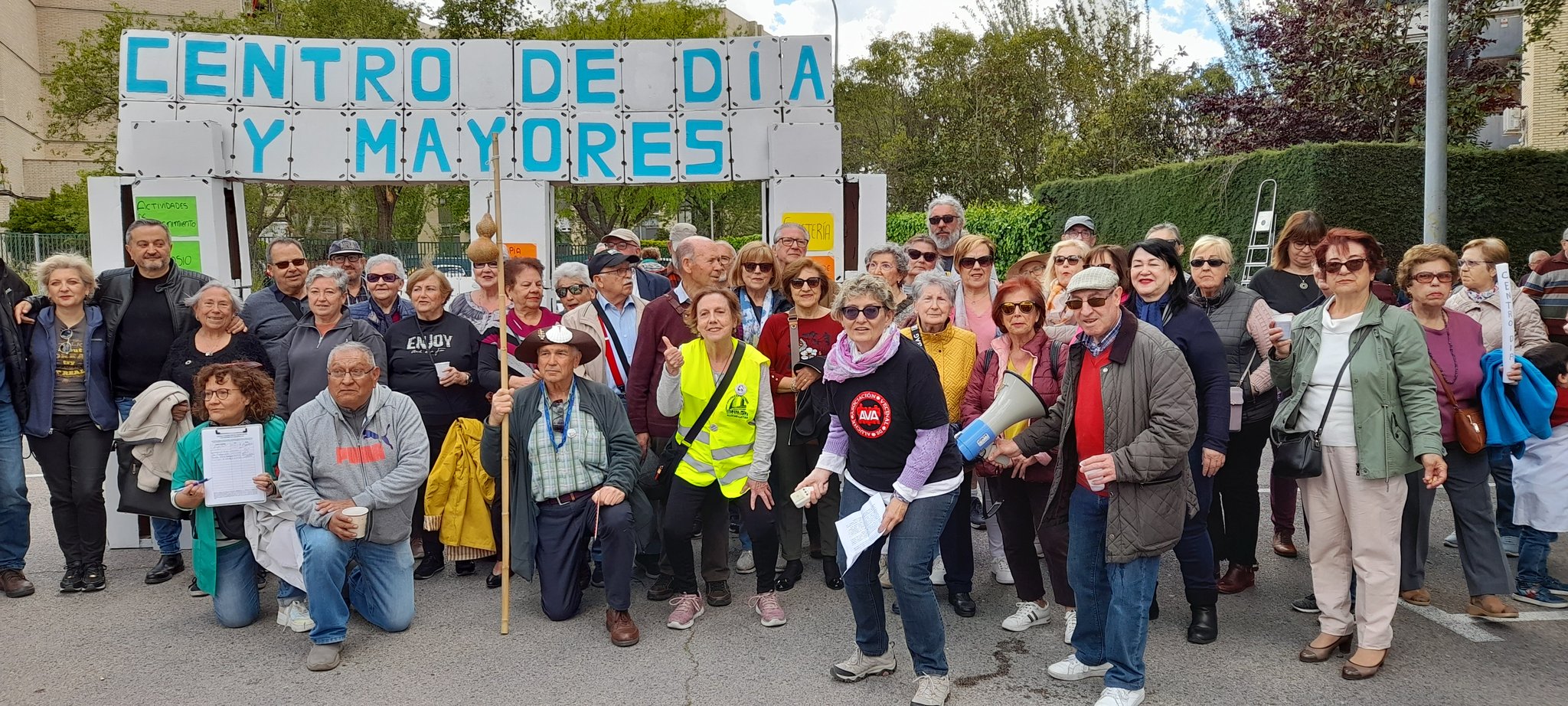 Las personas mayores de Aluche se manifiestan hasta la Junta de Latina para reclamar un centro de día y un centro de mayores