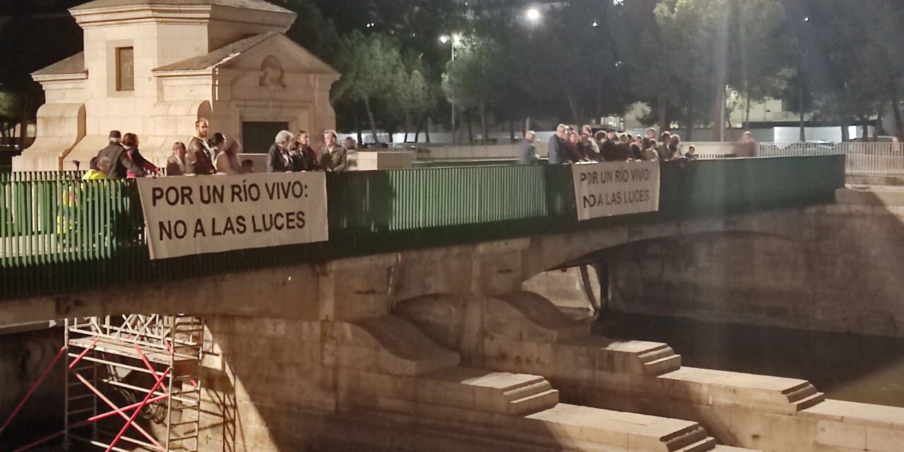 Admitido a trámite un contencioso-administrativo contra el alumbrado ornamental en el cauce del río Manzanares