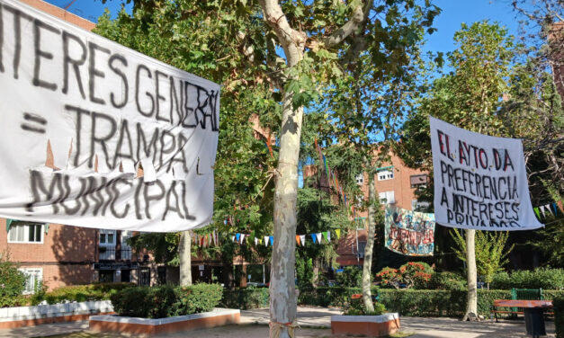 La AV Poetas Dehesa de la Villa denuncia al Ayuntamiento de Madrid por retirar carteles de protesta de un espacio vecinal privado