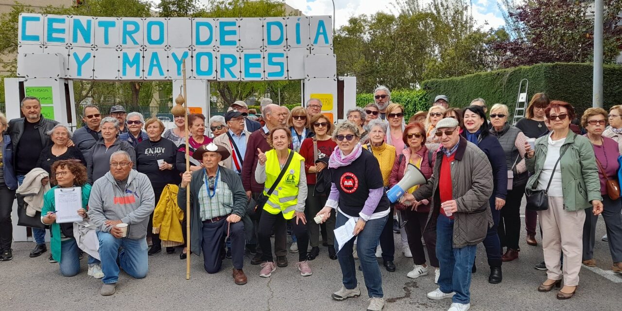 Las personas mayores de Aluche se manifiestan hasta la Junta de Latina para reclamar un centro de día y un centro de mayores