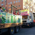 Asociaciones vecinales y AMPAs impulsan la Cabalgata Participativa de Vicálvaro frente al desfile mercantilizado de la Junta de Distrito