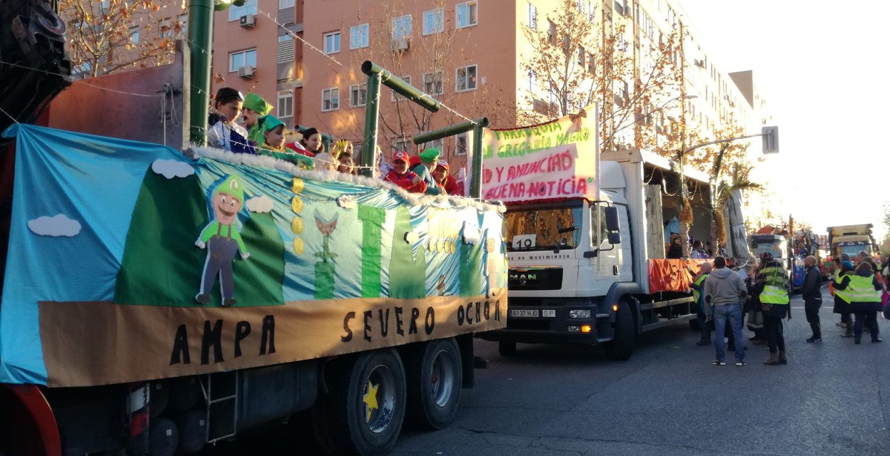 Asociaciones vecinales y AMPAs impulsan la Cabalgata Participativa de Vicálvaro frente al desfile mercantilizado de la Junta de Distrito